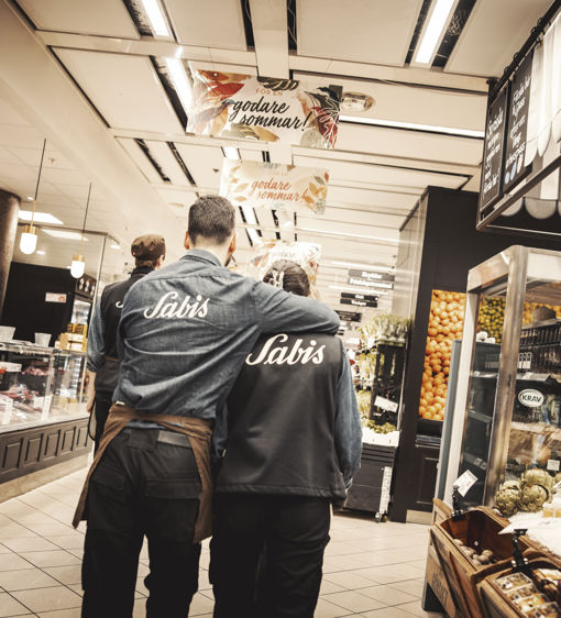 Medarbetare i matbutik