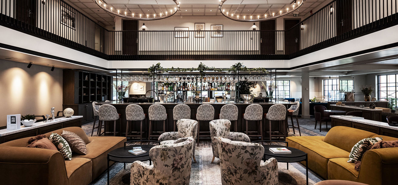 Stor hotellbar med vacker inredning