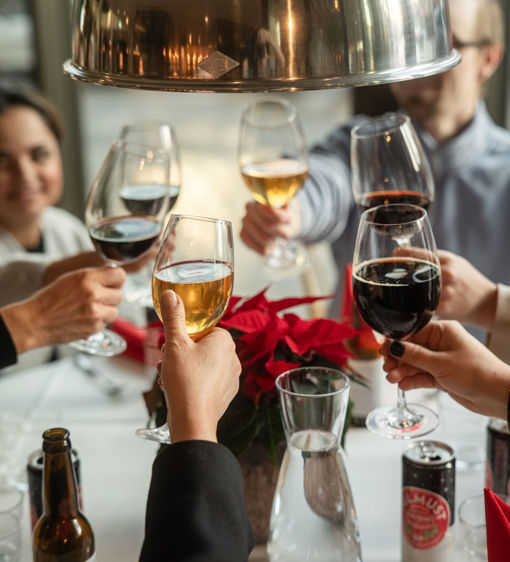 Människor skålar i rödvin