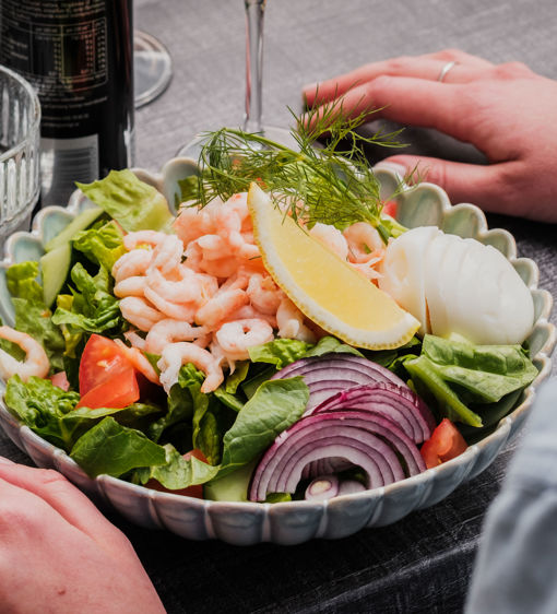 Matig sallad med räkor på uteservering