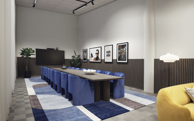 Styrelserum med ett stort ovalt bord och sköna blå stolar