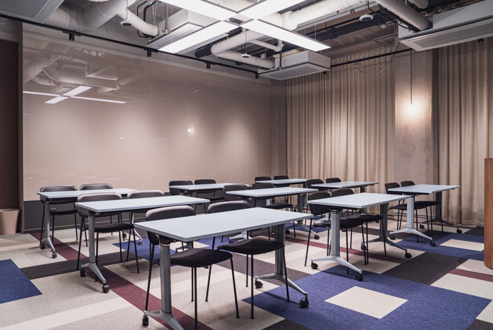 Konferensrum med skolsittning