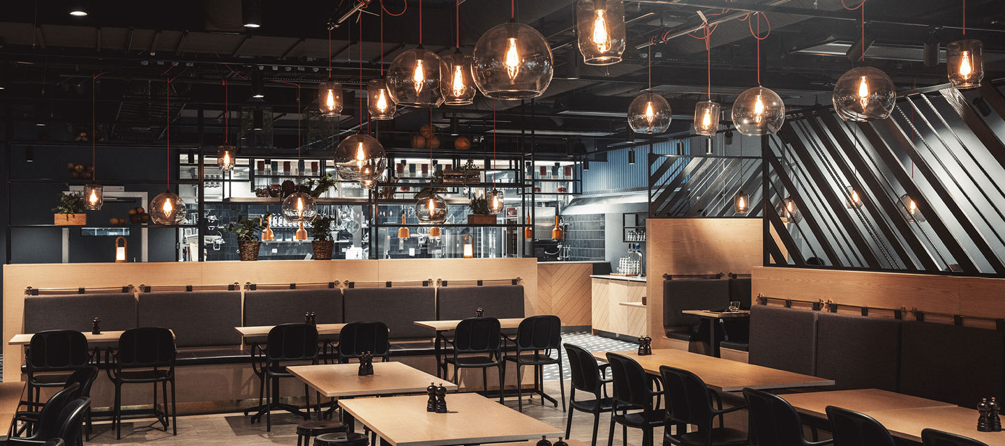 Restaurang med bord i trä