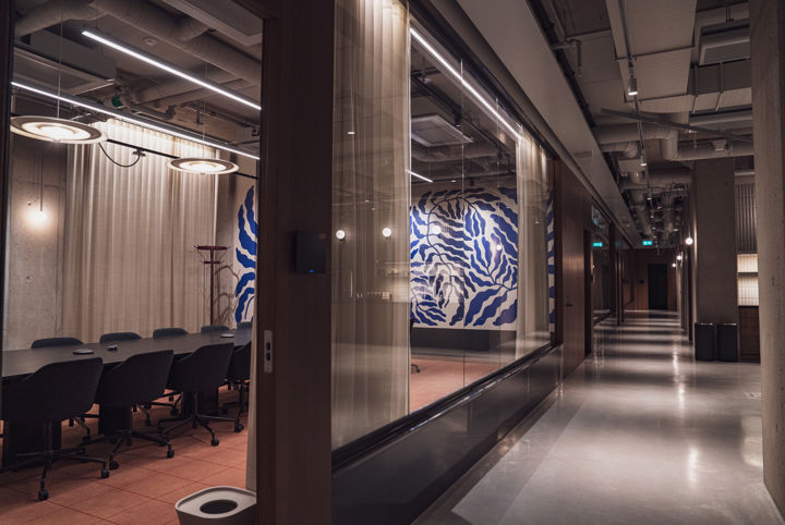 Möteslokal med ett stort bord passande för styrelsesittning