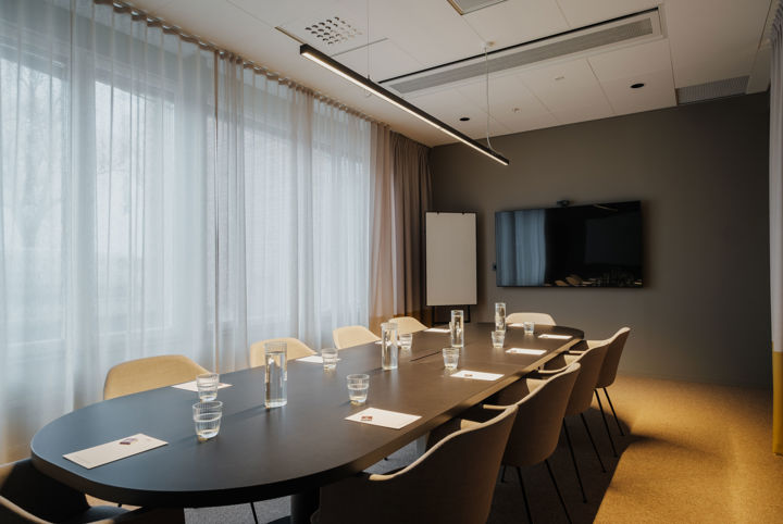 Konferensrum med stort ovalt bord