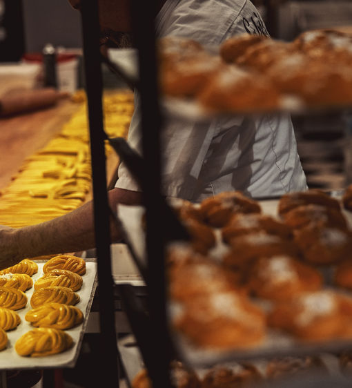I bageriet bakas det saffransbullar till jul