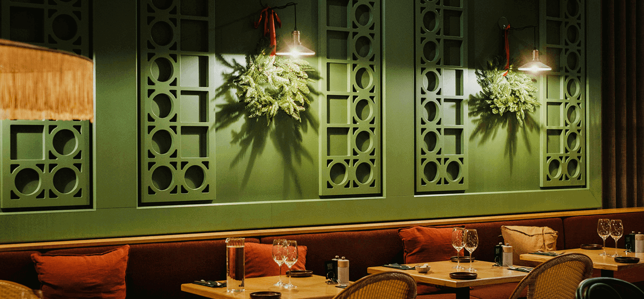 Restaurangen är julpyntad och dukad inför julbord och julfirande