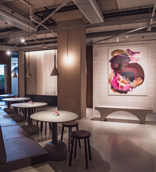 Mingelyta och lounge utanför konferensrum