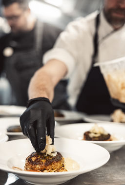 Kock serverat mat på en tallrik