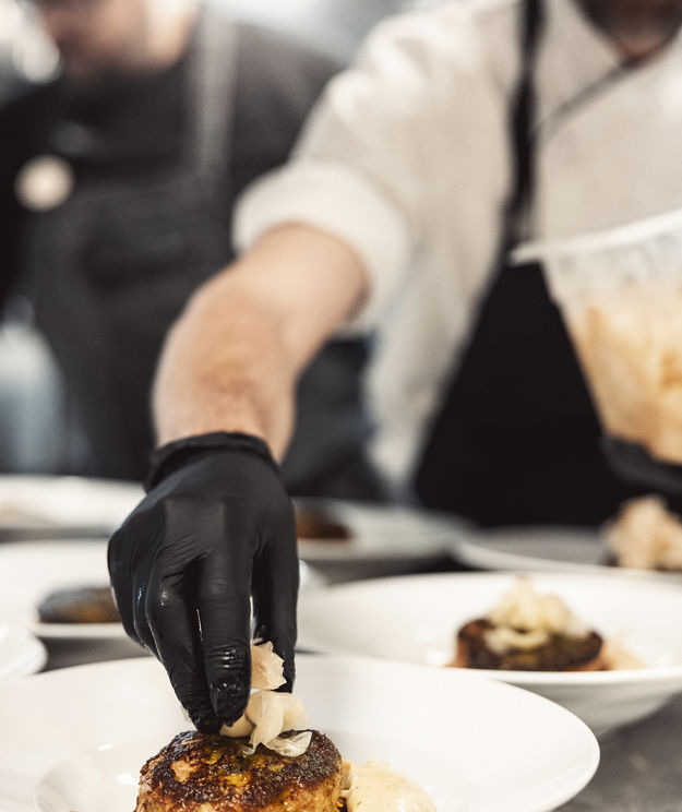 Kock serverat mat på en tallrik