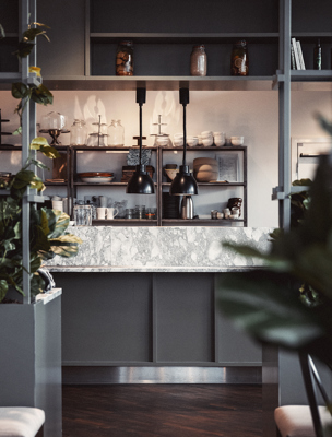 Gröna växter pryder restaurangen