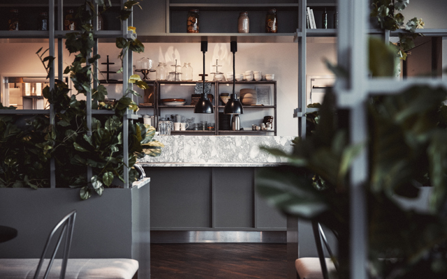 Gröna växter pryder restaurangen