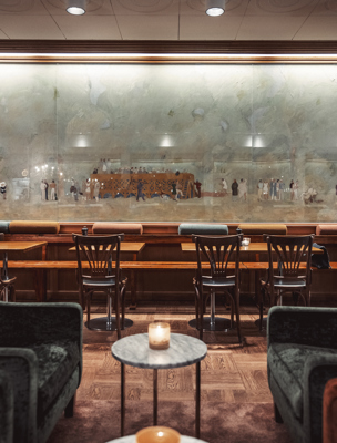 Restaurang med både klassiska bord samt sköna soffor med mindre bord