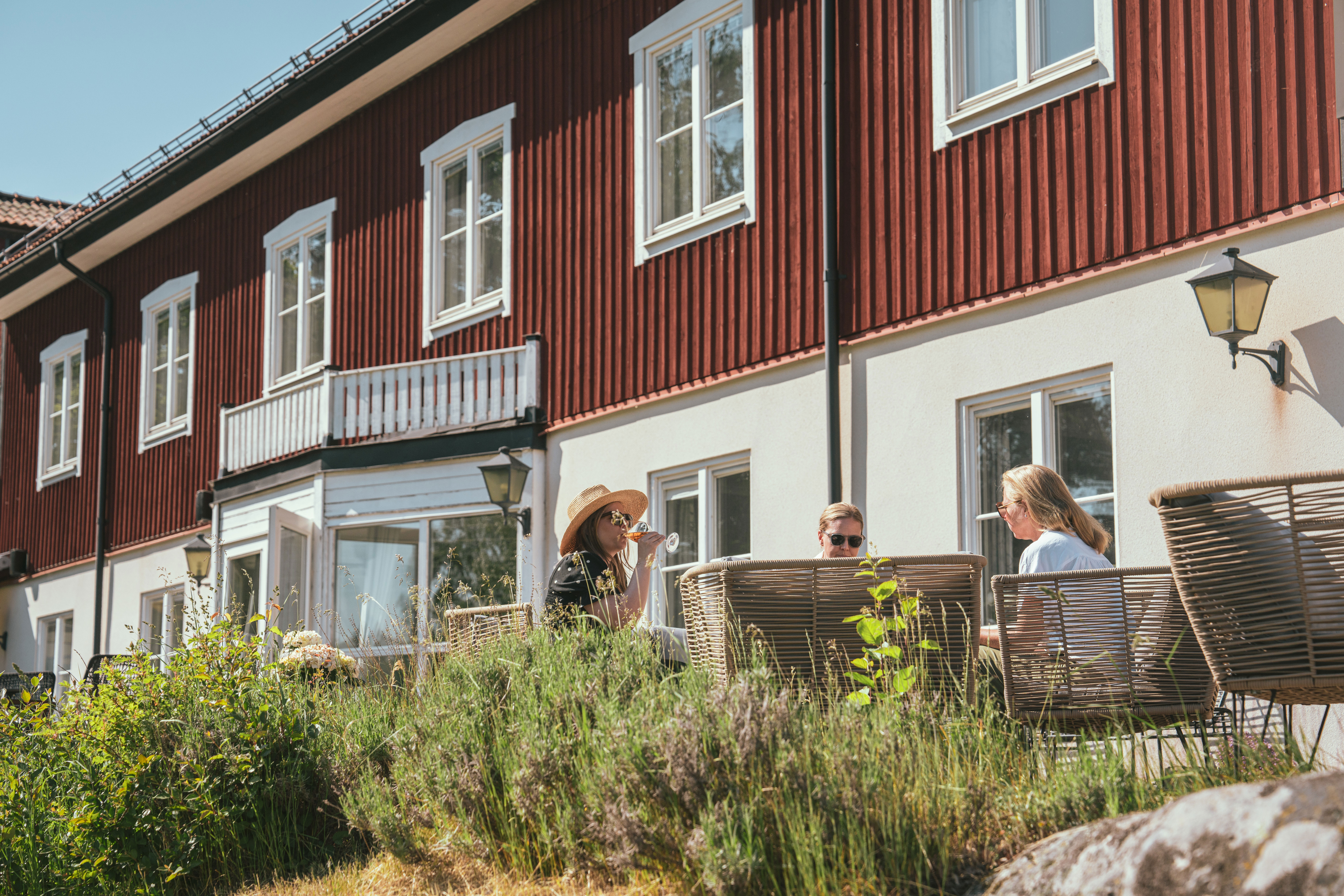 En grupp sitter på Fågelbro Säteri uteservering