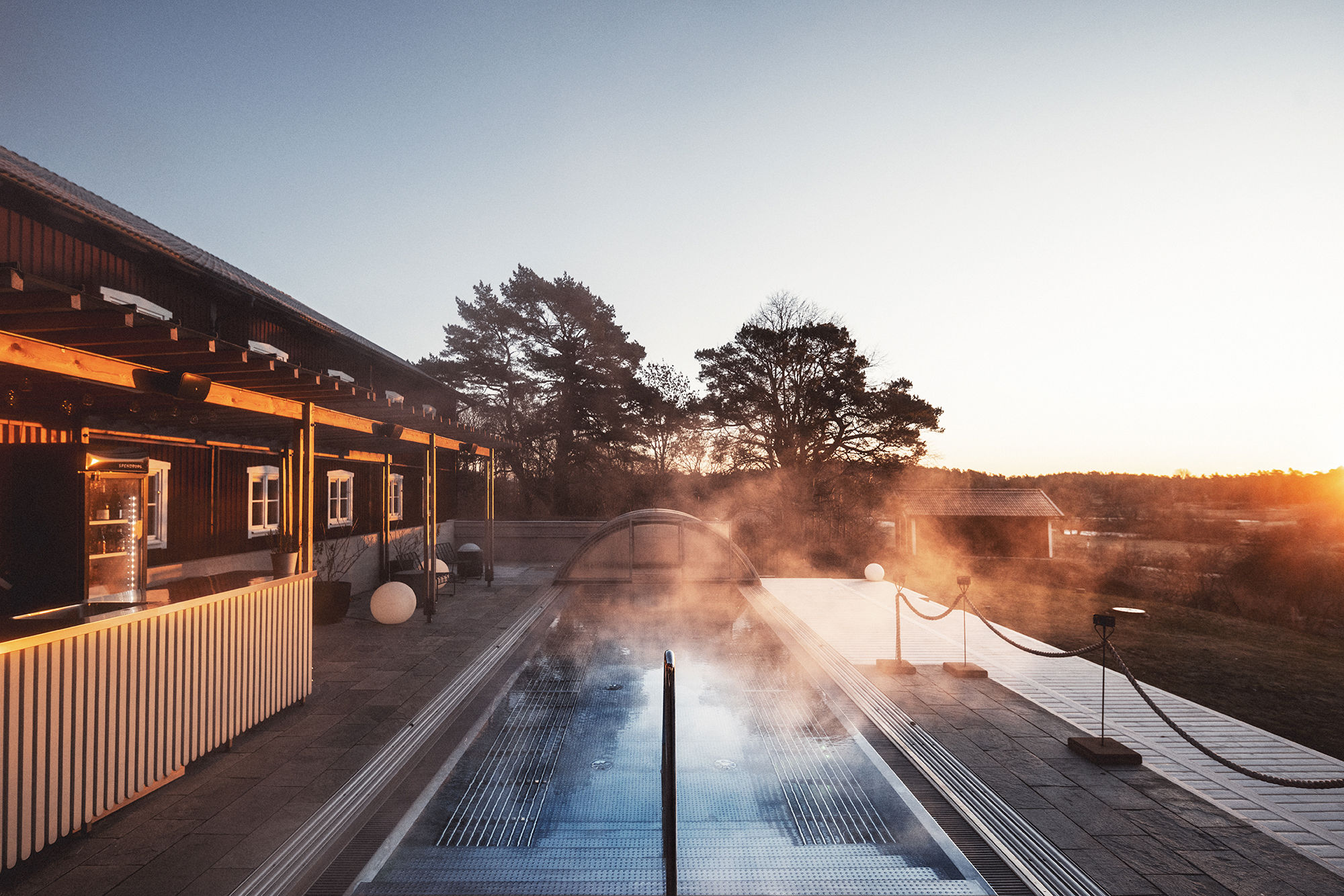 Varm utomhuspool med vacker utsikt