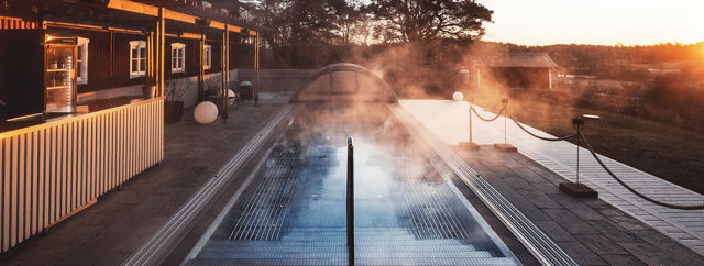 Varm utomhuspool med vacker utsikt