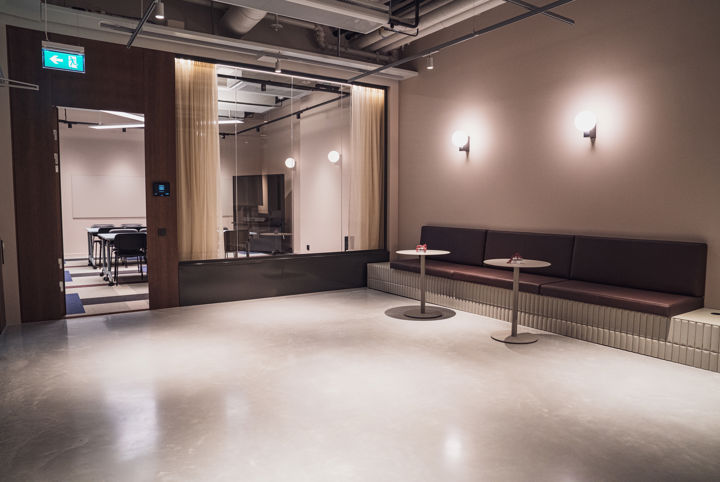 Mingelyta och lounge utanför konferensrum