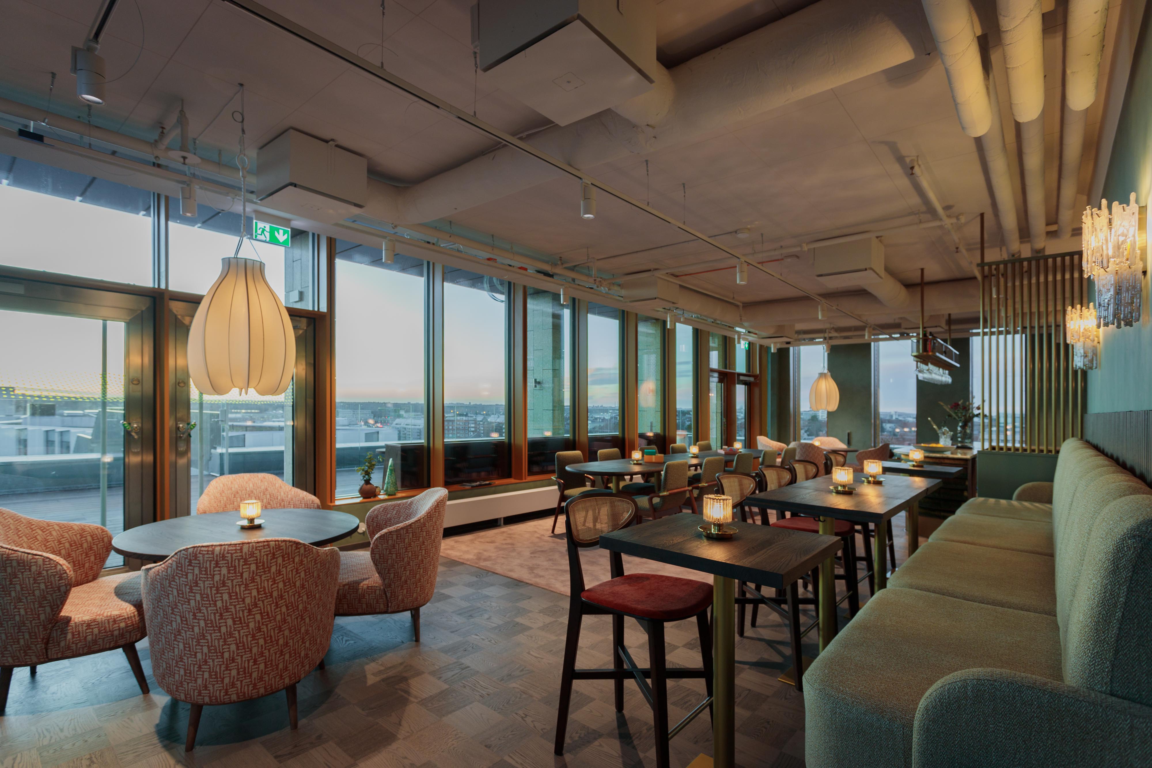 Takbar med bekväma möbler och bra mingelytor som både är inomhus och utomhus